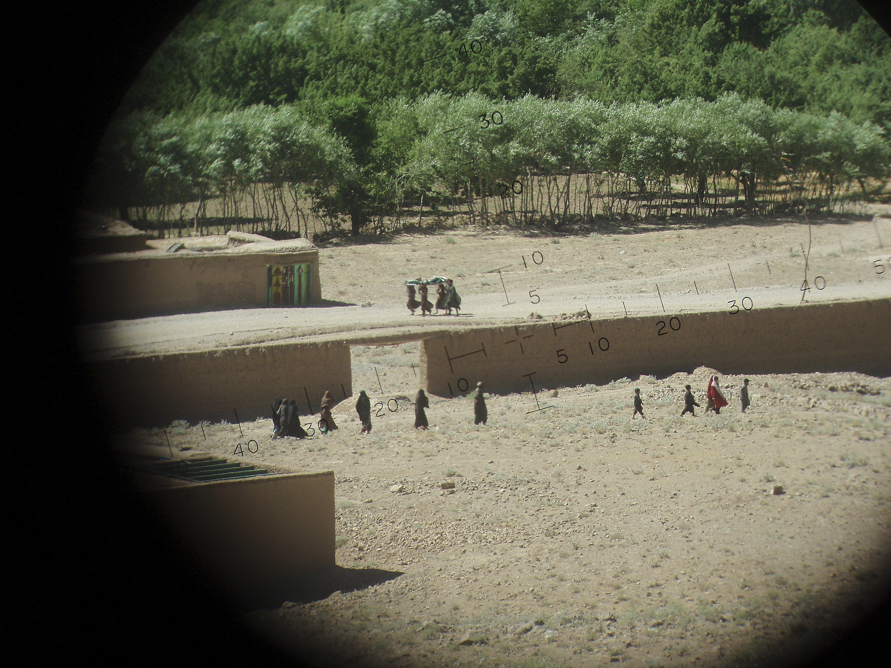 Burgers ontvluchten bombardementen.jpg